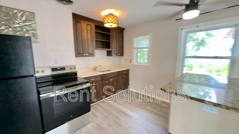 Charming Dunedin Retreat: 2BR Home with Sunroom & Garage! property image