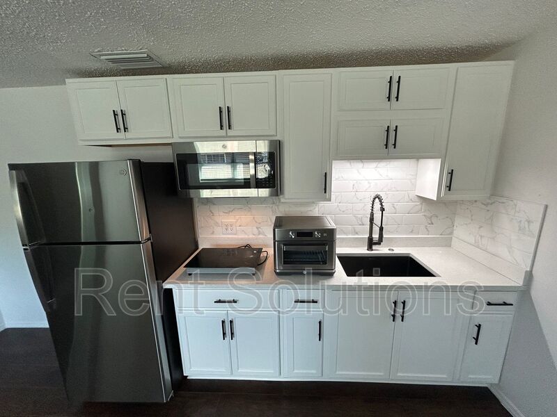 Charming Renovated 1-Bedroom Suite – Just Minutes from Downtown St. Petersburg property image