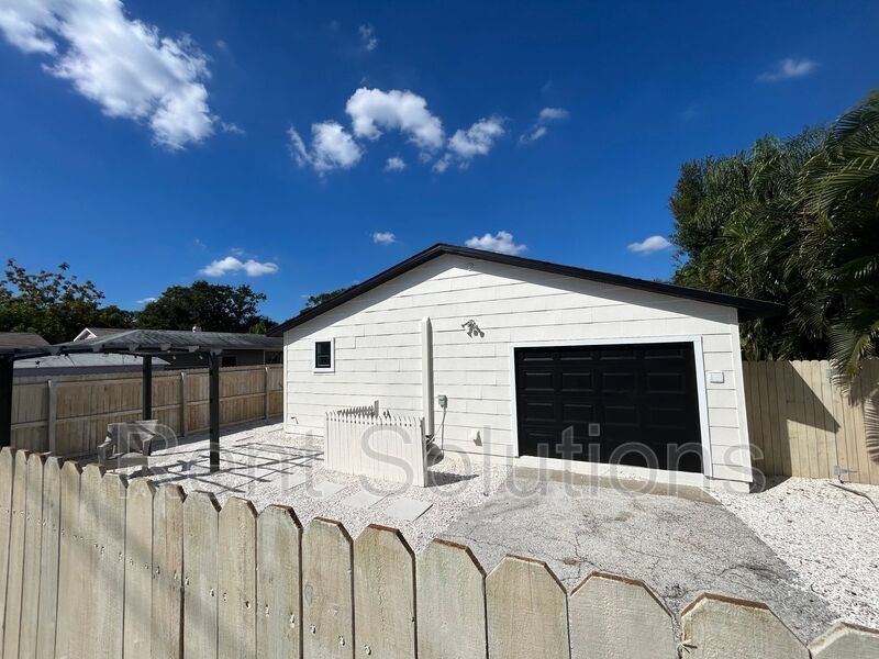 Charming Renovated 1-Bedroom Suite – Just Minutes from Downtown St. Petersburg property image