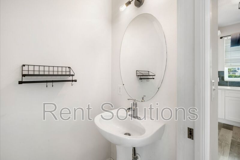 Charming Townhome in Serene Country Chase Community property image