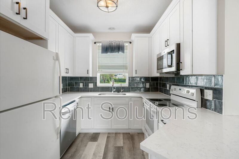 Charming Townhome in Serene Country Chase Community property image