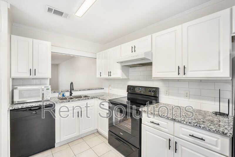 Beautiful Updated 2/1.5 Condo property image