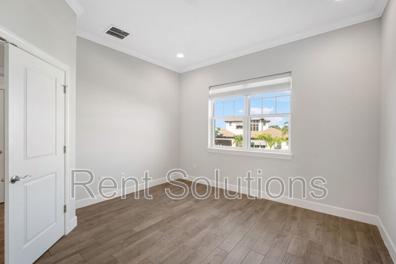 Stunning 3-Bedroom Townhome in Rocky Point – Modern Living Minutes from Westshore! property image