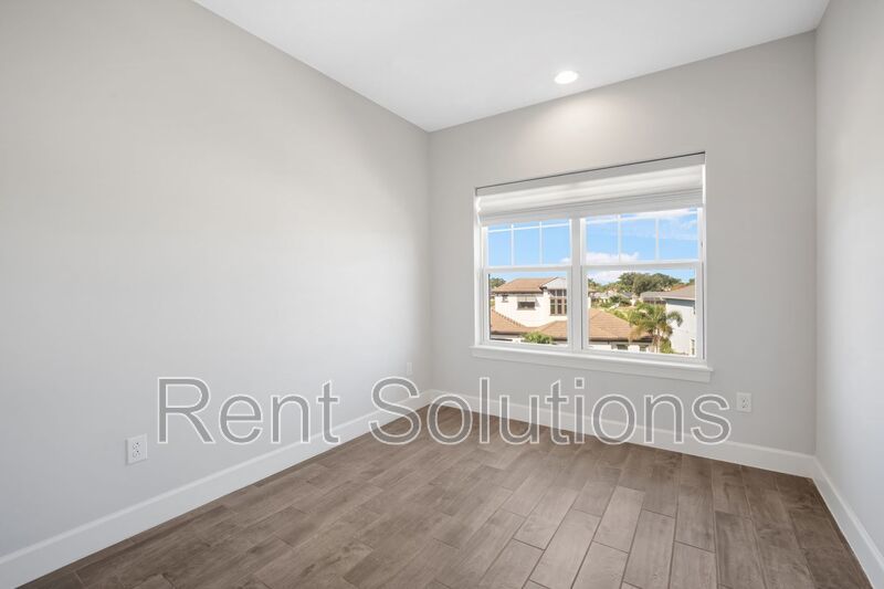 Stunning 3-Bedroom Townhome in Rocky Point – Modern Living Minutes from Westshore! property image