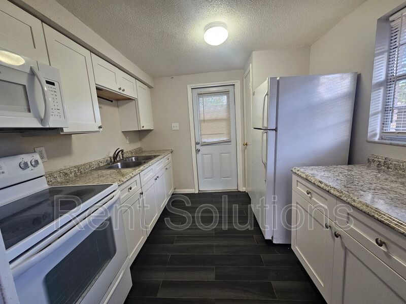 Charming 2-Bedroom, 1-Bathroom Duplex in Convenient Location property image