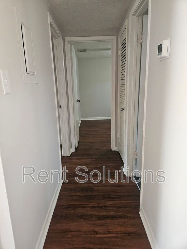 Charming 2-Bedroom, 1-Bathroom Duplex in Convenient Location property image