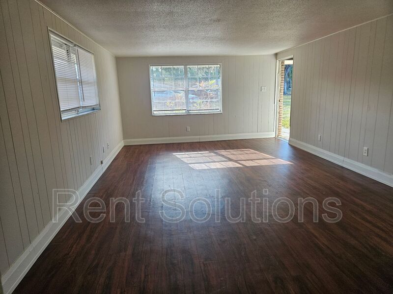 Charming 2-Bedroom, 1-Bathroom Duplex in Convenient Location property image