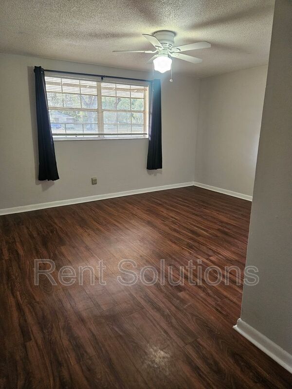 Charming 2-Bedroom, 1-Bathroom Duplex in Convenient Location property image