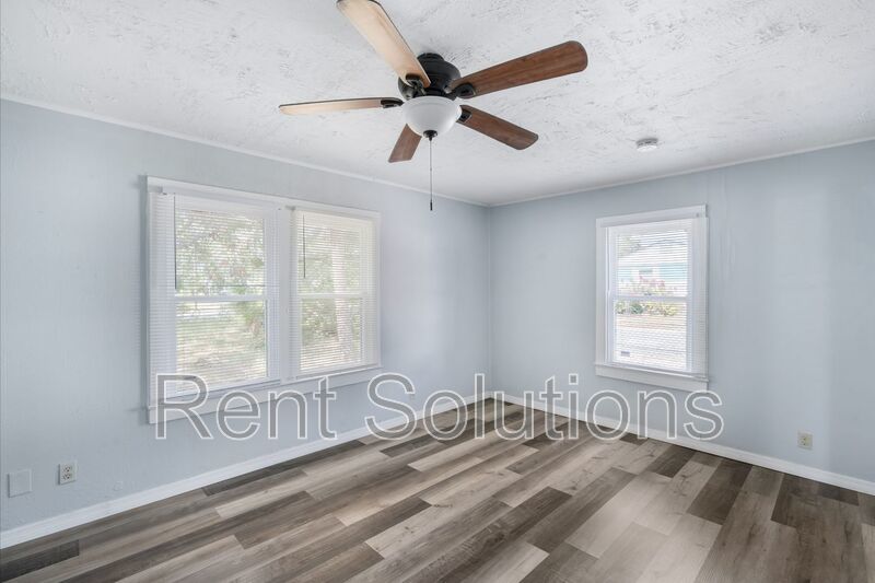 Charming 2 Bed, 2 Bath Newly Remodeled Home Corner Lot in St. Pete! property image