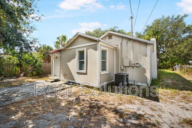 Charming 2 Bed, 2 Bath Newly Remodeled Home Corner Lot in St. Pete! property image
