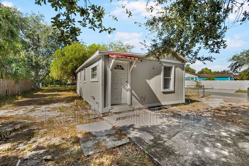 Charming 2 Bed, 2 Bath Newly Remodeled Home Corner Lot in St. Pete! property image