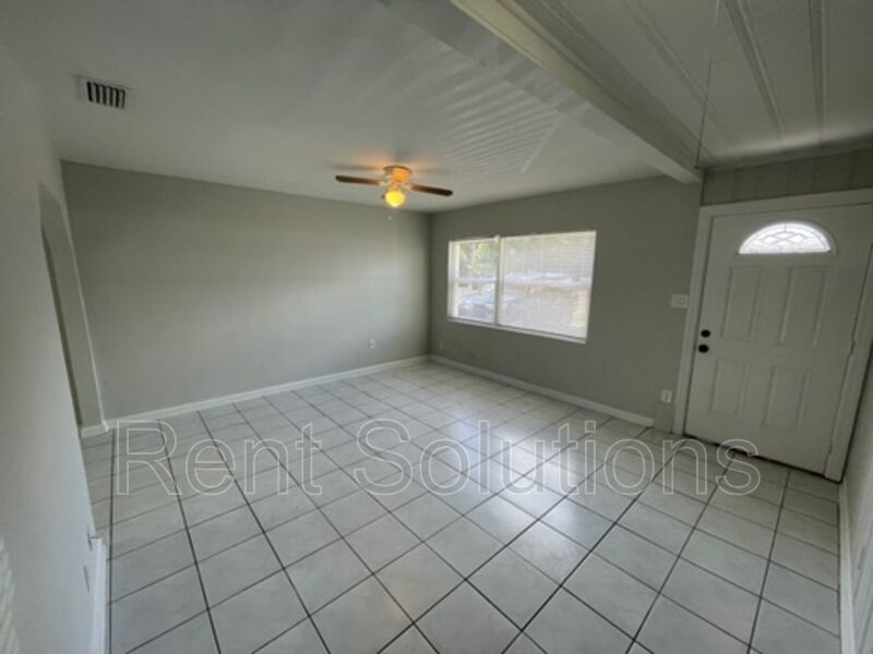 Beautifully 2 Bedroom 1 Bath Home in Sunny St Petersburg! property image