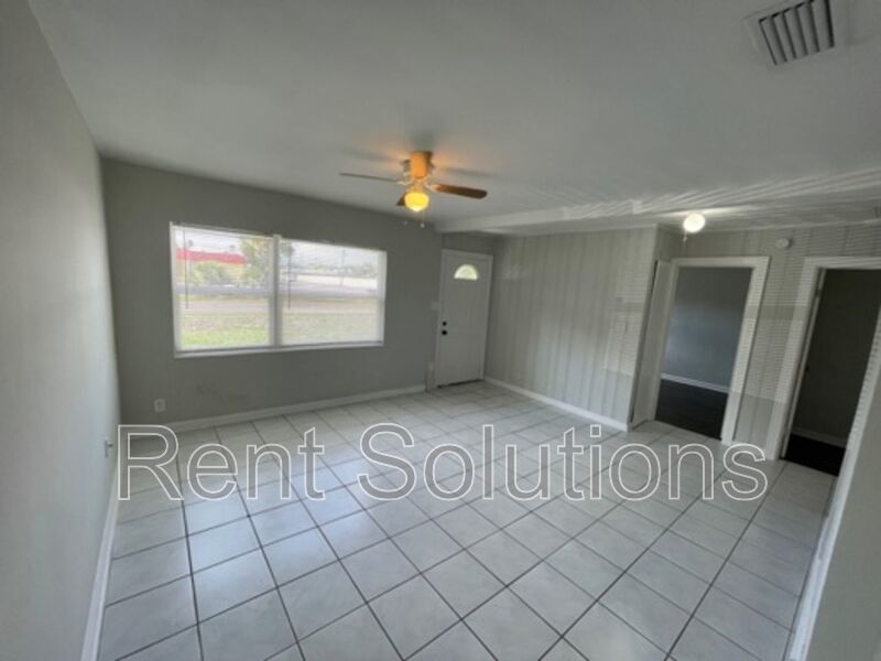 Beautifully 2 Bedroom 1 Bath Home in Sunny St Petersburg! property image
