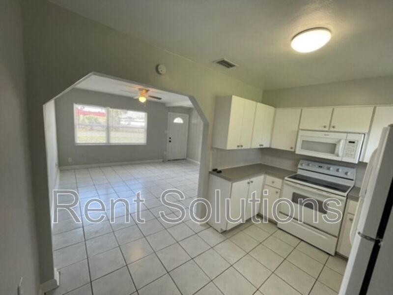 Beautifully 2 Bedroom 1 Bath Home in Sunny St Petersburg! property image