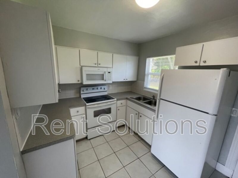 Beautifully 2 Bedroom 1 Bath Home in Sunny St Petersburg! property image