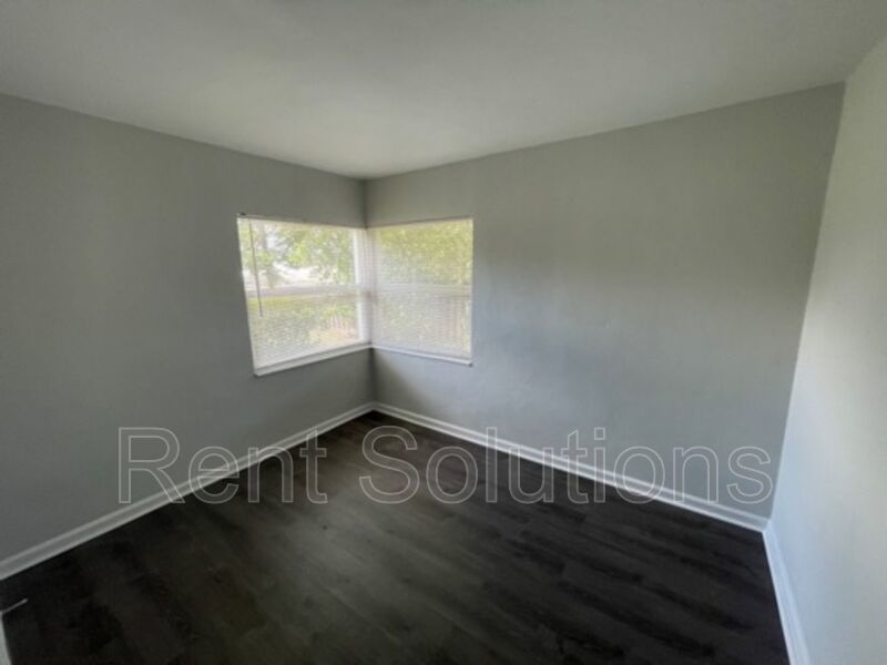 Beautifully 2 Bedroom 1 Bath Home in Sunny St Petersburg! property image