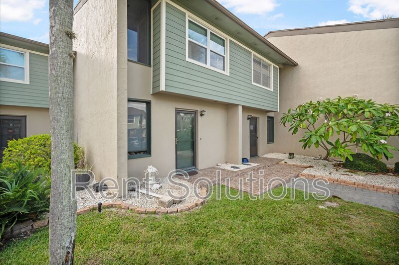 WATERFRONT LIVING IN A BEAUTIFUL 2-BEDROOM TOWNHOME property image