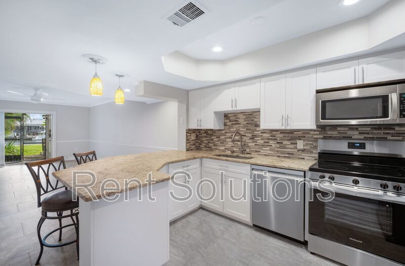 WATERFRONT LIVING IN A BEAUTIFUL 2-BEDROOM TOWNHOME property image