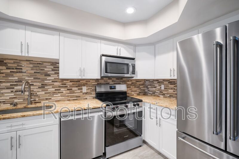 WATERFRONT LIVING IN A BEAUTIFUL 2-BEDROOM TOWNHOME property image