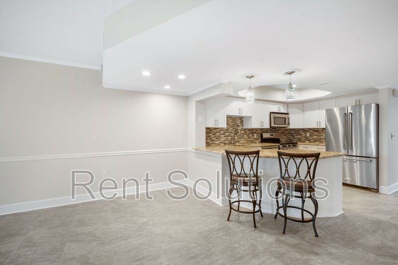 WATERFRONT LIVING IN A BEAUTIFUL 2-BEDROOM TOWNHOME property image