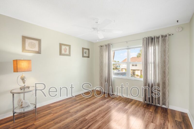 WATERFRONT LIVING IN A BEAUTIFUL 2-BEDROOM TOWNHOME property image