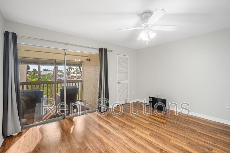 WATERFRONT LIVING IN A BEAUTIFUL 2-BEDROOM TOWNHOME property image