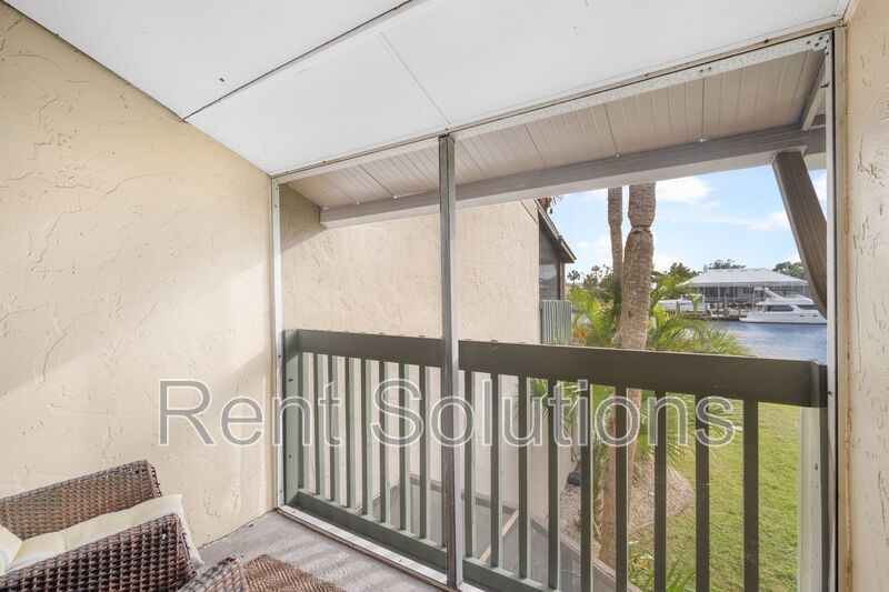 WATERFRONT LIVING IN A BEAUTIFUL 2-BEDROOM TOWNHOME property image