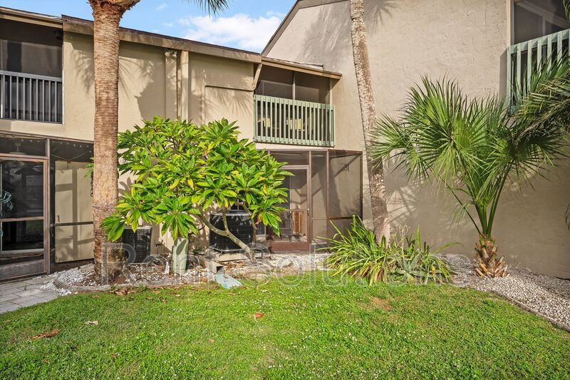 WATERFRONT LIVING IN A BEAUTIFUL 2-BEDROOM TOWNHOME property image