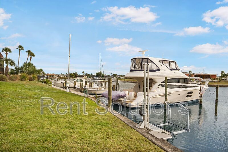WATERFRONT LIVING IN A BEAUTIFUL 2-BEDROOM TOWNHOME property image
