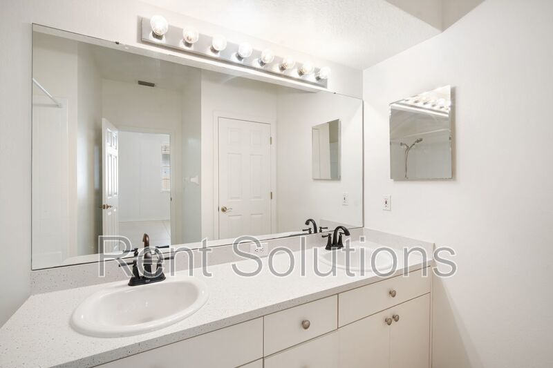 Beautiful 3-Bedroom, 2-Bathroom Home with Garage and Fenced Yard – Move-In Ready! property image