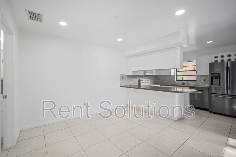 Large 3BR/2.5BA Townhouse property image