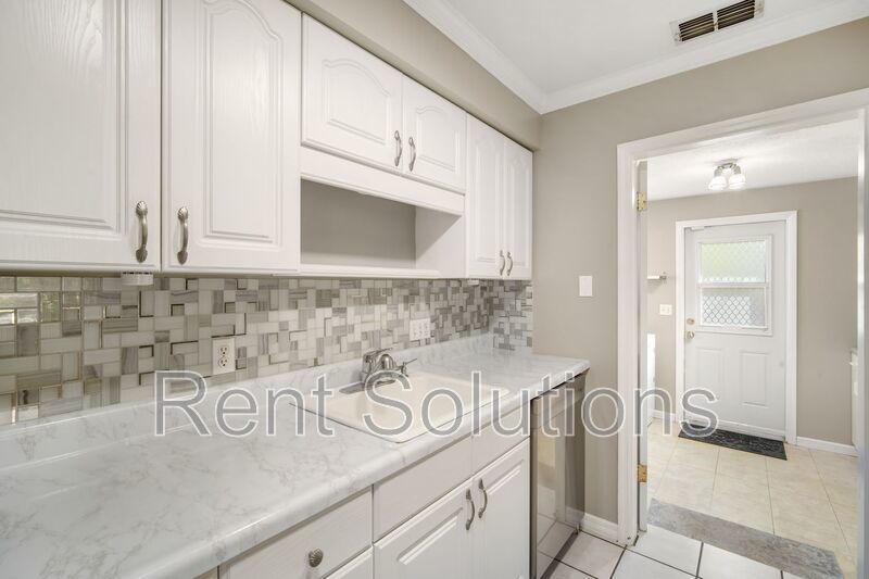 Prime South Tampa Gem: 3 Bed, 2 Bath Haven Near MacDill AFB & More! property image