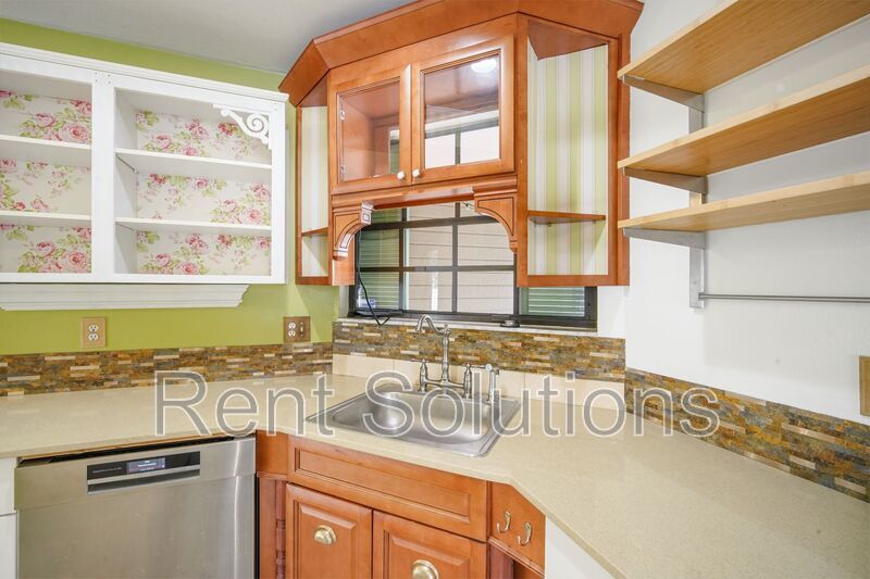 Great Hampton Park 4BR/2BA with Bonus Room and Fenced Yard property image