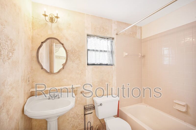 Great Hampton Park 4BR/2BA with Bonus Room and Fenced Yard property image