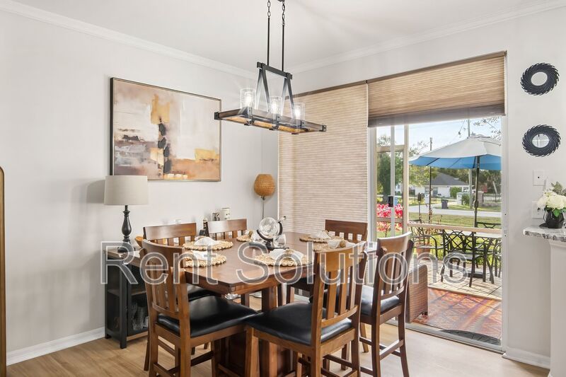 Stylishly Updated Townhome in Sought-After Country Chase Community property image