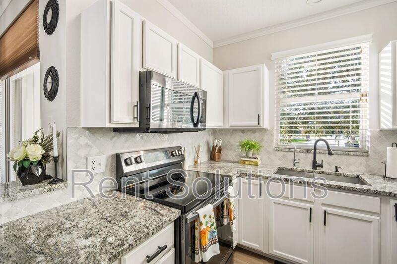 Stylishly Updated Townhome in Sought-After Country Chase Community property image