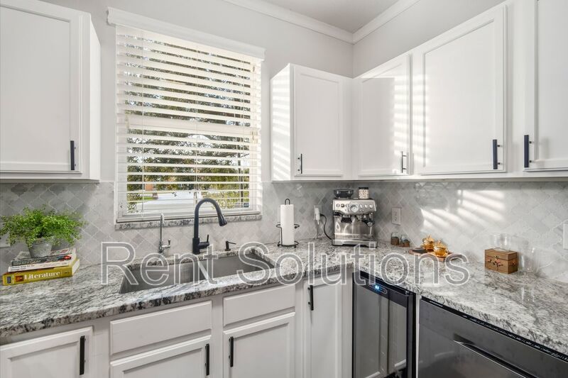 Stylishly Updated Townhome in Sought-After Country Chase Community property image