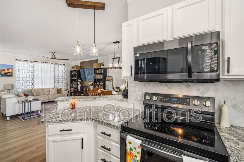 Stylishly Updated Townhome in Sought-After Country Chase Community property image