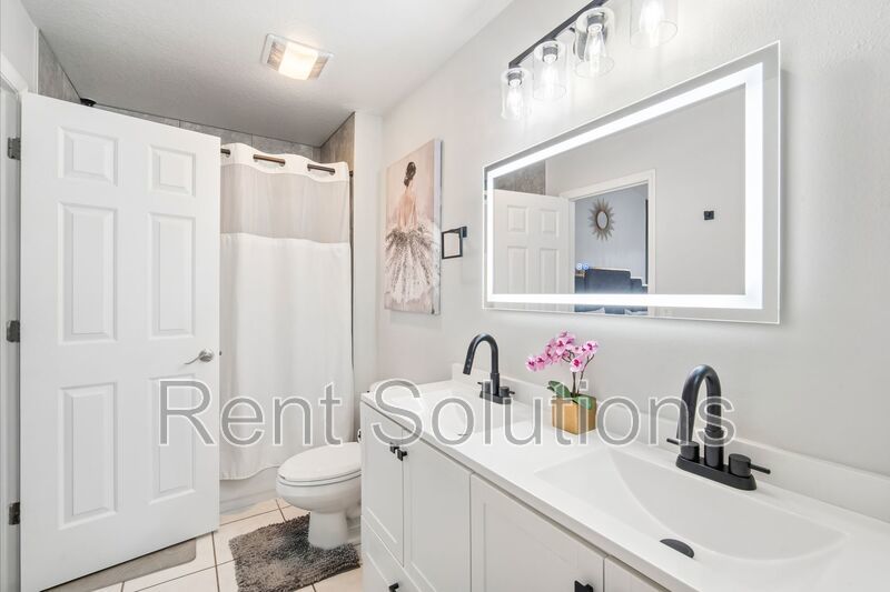 Stylishly Updated Townhome in Sought-After Country Chase Community property image