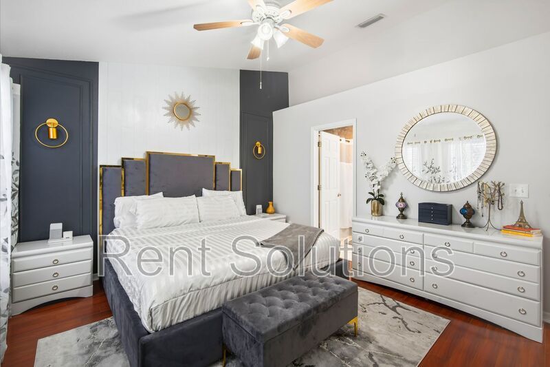 Stylishly Updated Townhome in Sought-After Country Chase Community property image