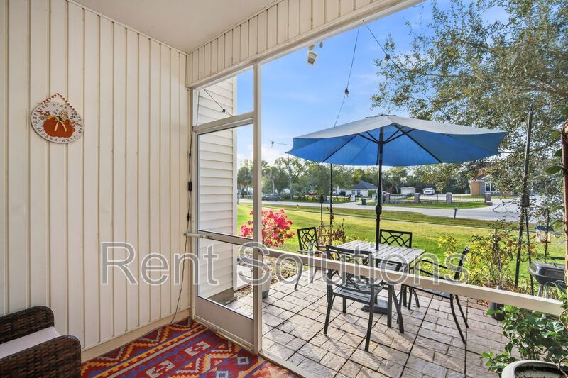 Stylishly Updated Townhome in Sought-After Country Chase Community property image