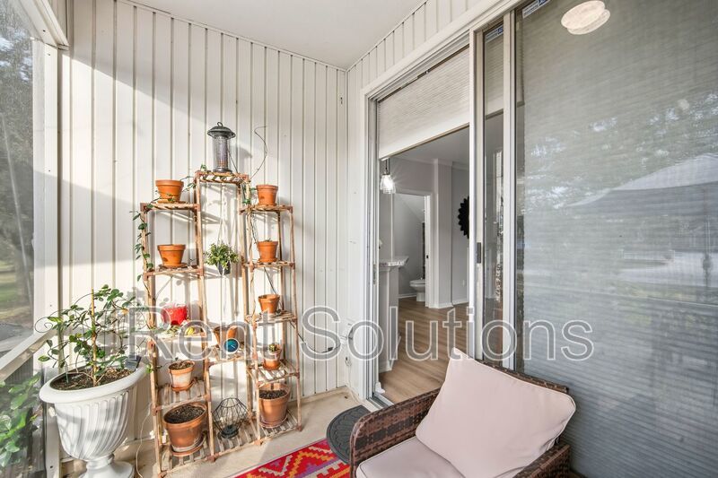 Stylishly Updated Townhome in Sought-After Country Chase Community property image