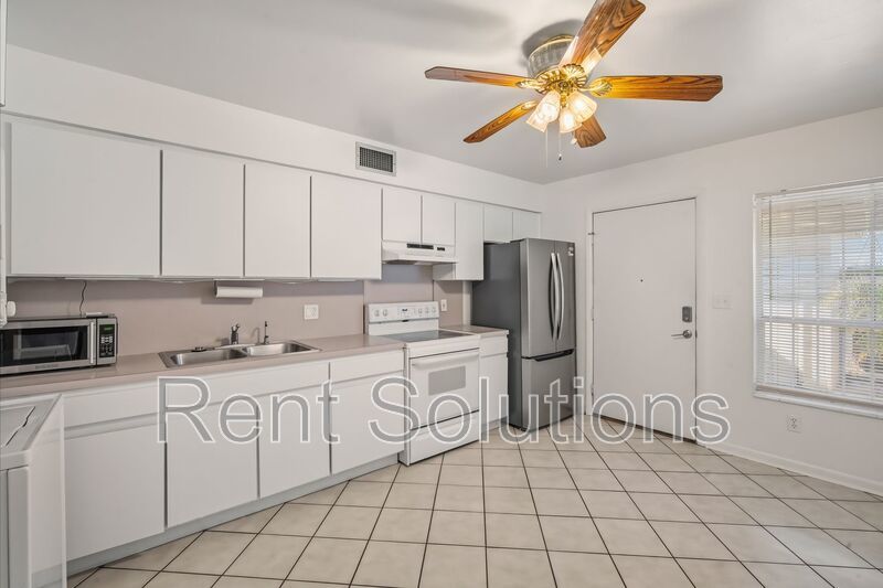 Charming 2-Bedroom Townhome in South Tampa property image