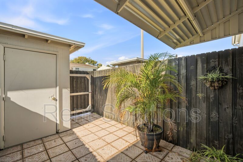 Charming 2-Bedroom Townhome in South Tampa property image