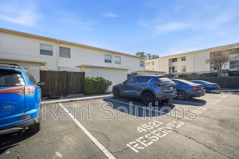 Charming 2-Bedroom Townhome in South Tampa property image