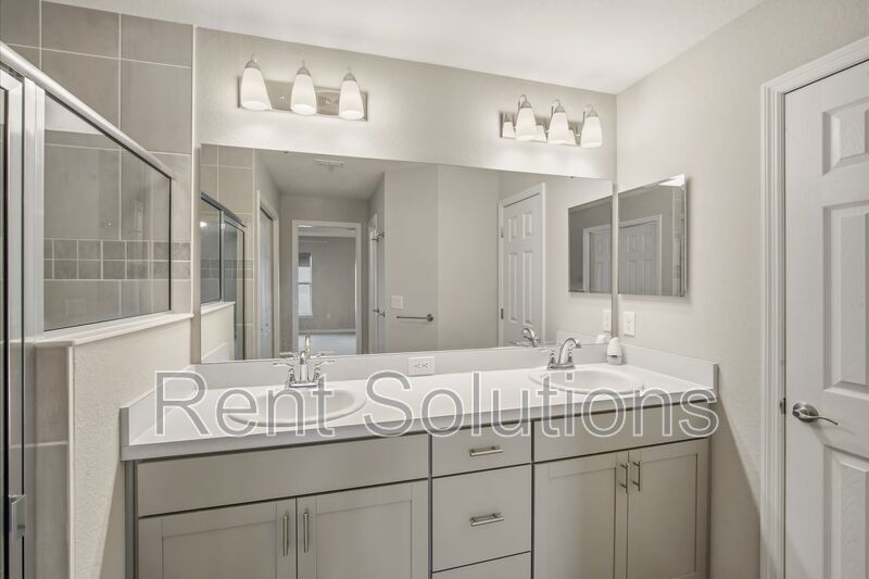 Modern 3-Bedroom Single-Story Home with 2-Car Garage in Ridgewood South property image