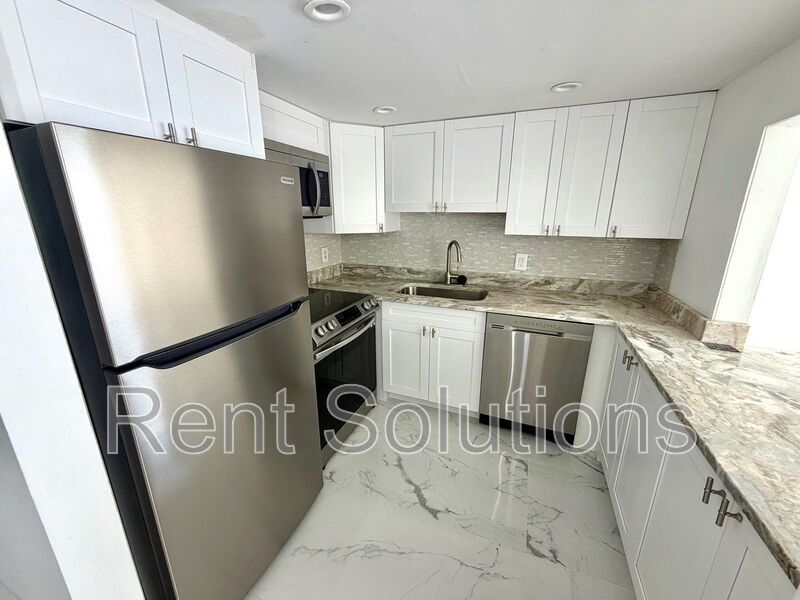 Gorgeous remodeled efficiency in Sea Towers off Duhme Road! Annual/Unfurnished in gated 55+ community property image