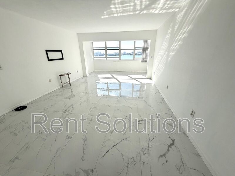 Gorgeous remodeled efficiency in Sea Towers off Duhme Road! Annual/Unfurnished in gated 55+ community property image