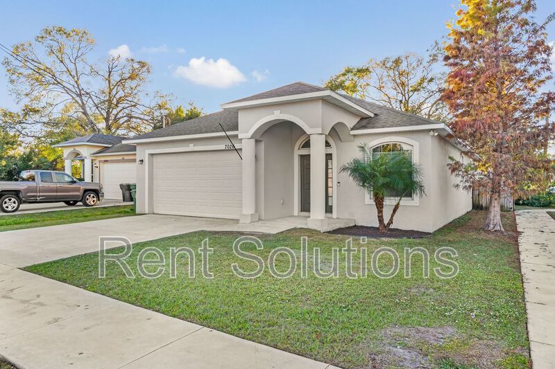 Great 3BR/2BA Tampa home with 2 car garage and fenced yard near Lowry Park Zoo property image