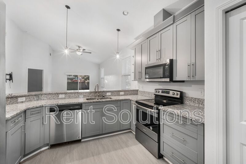 Great 3BR/2BA Tampa home with 2 car garage and fenced yard near Lowry Park Zoo property image